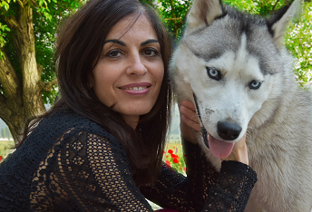 Coryne Sultan, Directrice de Cours Animalia, en compagnie de son husky