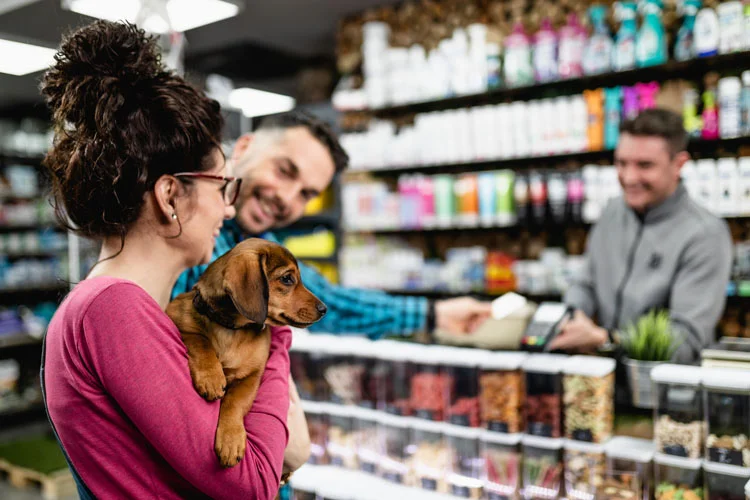 Vendeur en animalerie conseillant des clients